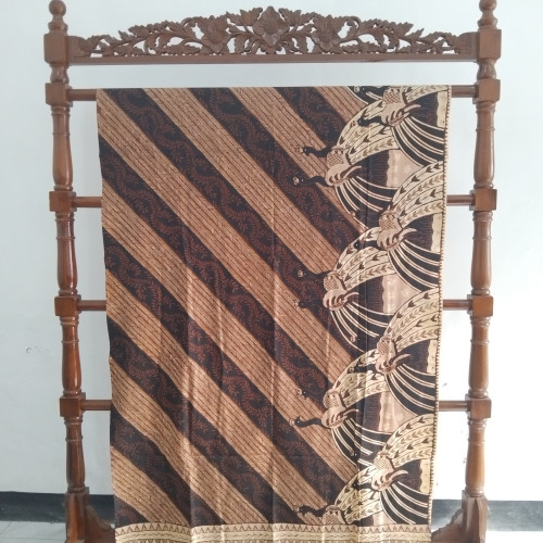 Kain Batik Tulis Motif Lereng Pare Naek Mix Merak Ngibing Warna Moka Soga Item (Sarimbit) + Iket