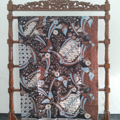 Kain Batik Tulis Motif Floral Lereng mix Kukupu Warna Biru Soga Item