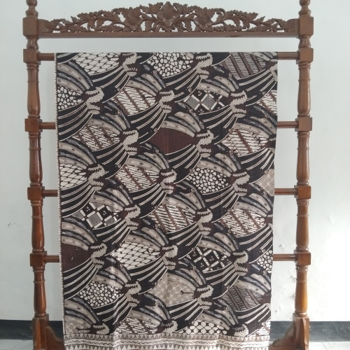 Kain Batik Tulis Motif Merak Ngibing Isian Motif Priangan Warna Abu Muda Soga Item