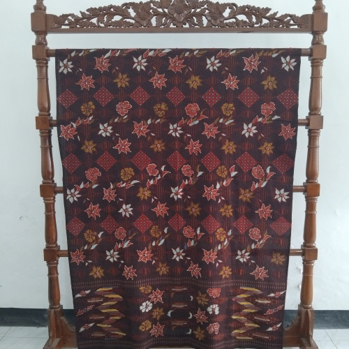 Kain Batik Tulis Tenun Bulu Motif Flora mix Geometris Warna Maroon Hitam