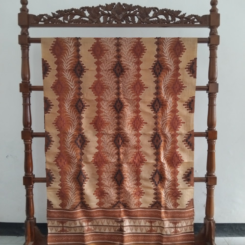 Kain Batik Tulis Tenun Bulu Sutra Motif Kembang Areuy mix Geometris Warna Moka Soga Coklat